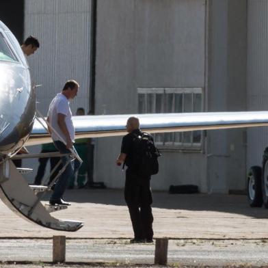 EMPRESÁRIO DESEMBARCA EM BRASÍLIA

DF - TRANSFERÊNCIA/JOESLEY BATISTA/BRASÍLIA - POLÍTICA - O empresário Joesley Batista (2º/e)     desembarca no hangar da Polícia     Federal, no aeroporto de Brasília, na     tarde desta segunda-feira, 11. Joesley     e o executivo Ricardo Saud, da J&F,     seguiram para a Superintendência da PF,     onde eram aguardados por um pequeno     grupo de manifestantes que comemorou     com fogos de artifício a detenção dos     executivos.   17/07/2017 - Foto: SUAMY BEYDOUN/AGIF/ESTADÃO CONTEÚDO

Editoria: POLÍTICA
Local: BRASÍLIA
Indexador: SUAMY BEYDOUN
Secao: Temas
Fonte: AGIF
Fotógrafo: AGIF