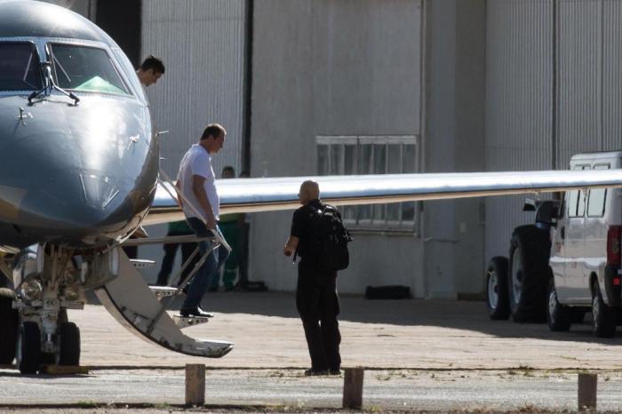 EMPRESÁRIO DESEMBARCA EM BRASÍLIA

DF - TRANSFERÊNCIA/JOESLEY BATISTA/BRASÍLIA - POLÍTICA - O empresário Joesley Batista (2º/e)     desembarca no hangar da Polícia     Federal, no aeroporto de Brasília, na     tarde desta segunda-feira, 11. Joesley     e o executivo Ricardo Saud, da J&F,     seguiram para a Superintendência da PF,     onde eram aguardados por um pequeno     grupo de manifestantes que comemorou     com fogos de artifício a detenção dos     executivos.   17/07/2017 - Foto: SUAMY BEYDOUN/AGIF/ESTADÃO CONTEÚDO

Editoria: POLÍTICA
Local: BRASÍLIA
Indexador: SUAMY BEYDOUN
Secao: Temas
Fonte: AGIF
Fotógrafo: AGIF