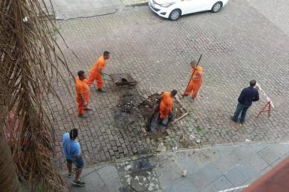 O buraco localizado na esquina da Travessa Miranda e Castro com a Rua Augusto Pestana, no bairro Santana, em Porto Alegre, causou diversos incômodos aos moradores. O problema estava há oito meses sem conserto e prejudicava os motoristas, conforme foi relatado por ZH. A via é estreita e utilizada por muitas pessoas que estacionam os veículos para ir ao Hospital de Clínicas. Pelo menos quatro usuários do aplicativo Pelas Ruas relataram incômodos causados pelo buraco. Na tarde desta segunda-feira (11), a usuária do app Leticia Osorio contou que o problema estava sendo consertado pela prefeitura.