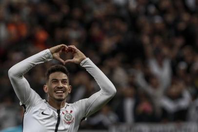 SP - BRASILEIRÌO/CORINTHIANS X SPORT - ESPORTES - Guilherme Arana, do Corinthians, comemora o seu gol, durante partida contra o Sport, vlida pela 19» rodada do Campeonato Brasileiro 2017, realizada na Arena Corinthians, em So Paulo, sbado (05). 05/08/17 - Foto: MIGUEL SCHINCARIOL/AsImagens