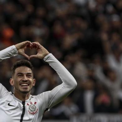 SP - BRASILEIRÌO/CORINTHIANS X SPORT - ESPORTES - Guilherme Arana, do Corinthians, comemora o seu gol, durante partida contra o Sport, vlida pela 19» rodada do Campeonato Brasileiro 2017, realizada na Arena Corinthians, em So Paulo, sbado (05). 05/08/17 - Foto: MIGUEL SCHINCARIOL/AsImagens