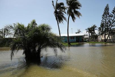 EVERGLADES CITY, FL - 11 DE SETEMBRO: Numerosas casas e estradas ficaram inundadas no dia seguinte ao furacão Irma varrido pela área em 11 de setembro de 2017 na Everglades City, Flórida. O furacão Irma fez outra partida perto de Nápoles ontem depois de inundar as Florida Keys. A eletricidade estava fora em grande parte da região com inundações extensas. Spencer Platt/Getty Images/AFP
