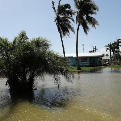 EVERGLADES CITY, FL - 11 DE SETEMBRO: Numerosas casas e estradas ficaram inundadas no dia seguinte ao furacão Irma varrido pela área em 11 de setembro de 2017 na Everglades City, Flórida. O furacão Irma fez outra partida perto de Nápoles ontem depois de inundar as Florida Keys. A eletricidade estava fora em grande parte da região com inundações extensas. Spencer Platt/Getty Images/AFP