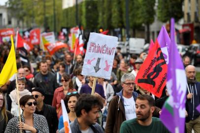 
Um manifestante mantém um sinal de leitura slacker durante um protesto convocado por vários sindicatos franceses contra a reforma da lei do trabalho em Rennes em 12 de setembro de 2017.
Os sindicatos franceses lançaram hoje um dia de ataques e protestos contra as principais reformas trabalhistas do presidente francês, um teste-chave, já que ele está em sua presidência na revisão da lenta economia. Mais de 180 protestos de rua são planejados em todo o país contra as reformas, que se destinam a combater o desemprego teimosamente alto, afrouxando as regras que governam o modo como as empresas contratam e atiram pessoas.
 / AFP PHOTO / Damien MEYER