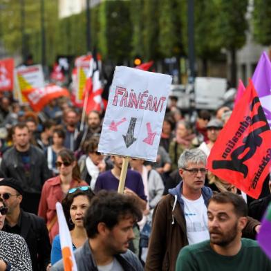 
Um manifestante mantém um sinal de leitura slacker durante um protesto convocado por vários sindicatos franceses contra a reforma da lei do trabalho em Rennes em 12 de setembro de 2017.
Os sindicatos franceses lançaram hoje um dia de ataques e protestos contra as principais reformas trabalhistas do presidente francês, um teste-chave, já que ele está em sua presidência na revisão da lenta economia. Mais de 180 protestos de rua são planejados em todo o país contra as reformas, que se destinam a combater o desemprego teimosamente alto, afrouxando as regras que governam o modo como as empresas contratam e atiram pessoas.
 / AFP PHOTO / Damien MEYER