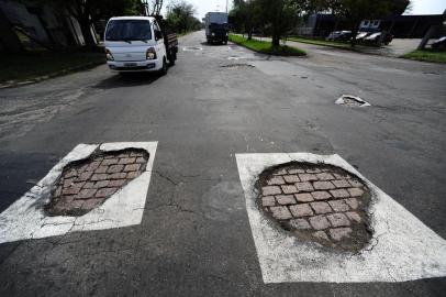  

PORTO ALEGRE, RS,BRASIL.2017-09-11. AV.Jaime Vignoli muito movimentada por carros de passeio, transporte coletivo e principalmente por caminhões que saem com gargas da CEASA, e enfrentam avenioda totalmente esburacadas, e que os buracos foram sinalizados por tinta barna para chamar a tenção de quem transita por esta avenida.OBS.PELAS RUAS DAROIT E RONALDO(RONALDO BERNARDI/AGENCIA RBS).