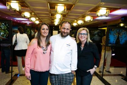  

PORTO ALEGRE, RS, BRASIL, 11-09-2017. Vanessa, Marcos e Adriana. Com fotos da bióloga e pesquisadora Vanessa Schaeffer Pedrotti e da fotojornalista Adriana Franciosi, o Parador Hampel, do chef Marcos Livi, inaugura no Teatro do Bourbon a Mostra Dias Longos, Dias Curtos. São 22 imagens com espécies da flora e da fauna da Mata com Araucária onde está instalada a tradicional hospedagem, em São Francisco de Paula. (FOTO ANDRÉA GRAIZ, AGÊNCIA RBS, REDE SOCIAL)
Indexador: Andrea Graiz