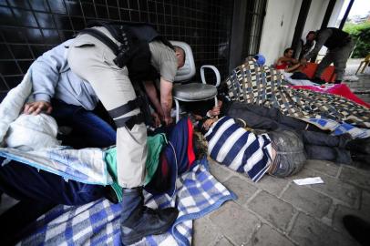  

NOVO HAMBURGO, RS, BRASIL.2017-09-12. Presos algemados uns aos outros, dormindo no chão, ha varios dias, e também algemados e cadeiras, balizadores de trânsito e ao predio da Delegacia Central de Polícia de Novo Hamburgo. e e vigiados por policiais militares e guarda municipal.(RONALDO BERNARDI/AGENCIA RBS).