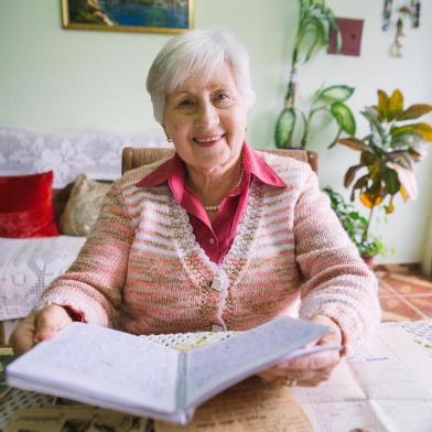  

PORTO ALEGRE, RS, BRASIL, 11/08/2017 : Wanda Zimny, 76 anos nasceu na Polônia, na época da segunda guerra, e escreveu à mão um livro com sua história de vida e dos seus pais na época da guerra. Hoje ela vive sozinha, sem familiares, e escreve para preservar suas memórias e manter a mente ativa. Vamos até a casa dela ouvir essa história.(Omar Freitas/Agência RBS)
Indexador: Omar Freitas