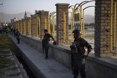 Afghan security personnel stand guard near the site of suicide bomb attack on the proximity of the Alokozay Kabul International cricket ground in Kabul on September 13, 2017.
A suicide bomber blew himself up near a cricket stadium in the Afghan capital Kabul on Wednesday, killing three people including a policeman and wounding five others, police said. / AFP PHOTO / WAKIL KOHSAR