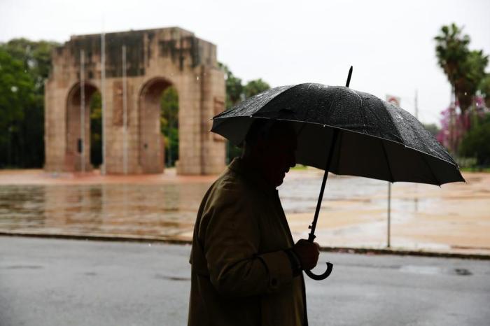  

PORTO ALEGRE, RS, BRASIL, 13-08-2017. Fotos de clima em Porto Alegre no Brique da Redenção. (FOTO: ANDERSON FETTER/AGÊNCIA RBS)