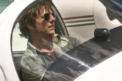 Tom Cruise estrela o filme Feito na América, sobre o piloto de avião Barry Seal. 