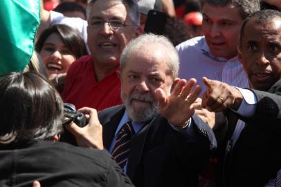 Lula chega para ser interrogado por Moro pela 2ª vez

PR - LAVA JATO/LULA/DEPOIMENTO - ECONOMIA - O ex-presidente Luiz Inácio Lula da Silva na chegada à Justiça Federal, em Curitiba (PR),   para ser interrogado pelo juiz federal Sérgio Moro, nos processos da Operação Lava Jato,   sobre acerto de R$ 12 milhões de propinas da Odebrecht em benefício próprio. Ele foi   ovacionado e escoltado por militantes e lideranças petistas. Cerca de 300 apoiadores estão   nos pontos de bloqueio feitos pela Polícia Militar, nas ruas próximas ao prédio da Justiça.   Lula chegou de carro, desceu para abraçar e cumprimentar os manifestantes, e voltou para   o veículo. Aplaudido, ele passou por um corredor de petistas e policiais até a entrada da   Justiça que só pode ser acessada por quem tem audiências marcadas ou trabalha no local.   15/03/2017 - Foto: WERTHER SANTANA/ESTADÃO CONTEÚDO

Editoria: ECONOMIA
Local: CURITIBA
Indexador: WERTHER SANTANA
Fotógrafo: ESTADÃO CONTEÚDO