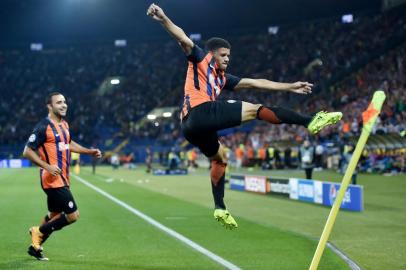  FC Shakhtar Donetsks Taison (C) celebrates with a teammate after scoring during the UEFA Champions League Group F football match between FC Shakhtar Donetsk and SSC Napoli at The Metalist Stadium in Kharkiv on September 13, 2017. / AFP PHOTO / Editoria: SPOLocal: KharkivIndexador: SERGEI SUPINSKYSecao: soccerFonte: AFPFotógrafo: STF