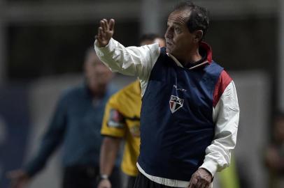 Brazils Sao Paulo coach Muricy Ramalho gestures during the Copa Libertadores 2015 group 2 football match against Argentinas San Lorenzo at Pedro Bidegain stadium in Buenos Aires, Argentina, on April 1, 2015. San Lorenzo won 1-0. AFP PHOTO / JUAN MABROMATA