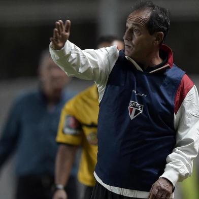 Brazils Sao Paulo coach Muricy Ramalho gestures during the Copa Libertadores 2015 group 2 football match against Argentinas San Lorenzo at Pedro Bidegain stadium in Buenos Aires, Argentina, on April 1, 2015. San Lorenzo won 1-0. AFP PHOTO / JUAN MABROMATA