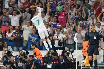  

Real Madrids forward from Portugal Cristiano Ronaldo celebrates after scoring during the UEFA Champions League football match Real Madrid CF vs APOEL FC at the Santiago Bernabeu stadium in Madrid on September 13, 2017. / AFP PHOTO / 

Editoria: SPO
Local: Madrid
Indexador: GABRIEL BOUYS
Secao: soccer
Fonte: AFP
Fotógrafo: STF