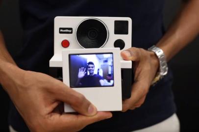 Tipo Polaroid. Mas, no lugar das fotografias, GIFs. A ideia é de Abhishek Singh, que usou seus conhecimentos de engenharia e design para criar uma câmera instantânea capaz de imprimir imagens em movimento. Não satisfeito, o jovem publicou um passo-a-passo para quem quiser se arriscar. Parece que os quadros dos filmes e livros do Harry Potter não estão tão longe assim da realidade. 