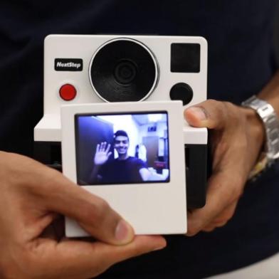 Tipo Polaroid. Mas, no lugar das fotografias, GIFs. A ideia é de Abhishek Singh, que usou seus conhecimentos de engenharia e design para criar uma câmera instantânea capaz de imprimir imagens em movimento. Não satisfeito, o jovem publicou um passo-a-passo para quem quiser se arriscar. Parece que os quadros dos filmes e livros do Harry Potter não estão tão longe assim da realidade. 