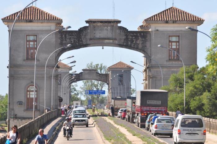  

A ponte Barão de Mauá sobre o Rio Jaguarão que divide o Brasil e o Uruguai é uma das mais belas do mundo. Sob a ponte vivem pescadores e areeiros com seus barcos.