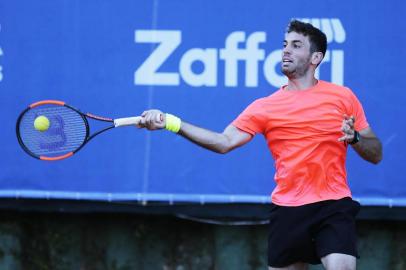  

PORTO ALEGRE, RS, BRASIL, 13-07-2017: Larri Passos, ex-treinador de Gustavo Kuerten, dá treino ao atleta de portoalegrense Guilherme Clezar, dentro de programa de consultorias ministradas pelo técnico gaúcho (FOTO FÉLIX ZUCCO/AGÊNCIA RBS, Editoria de Esportes).