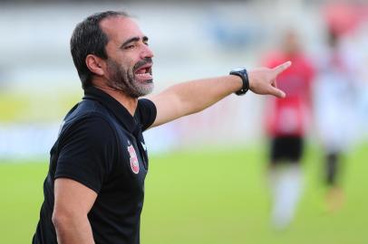 CAXIAS DO SUL, RS, BRASIL, 02/07/2016. Brasil-Pe x Joinville, jogo válido pela 14ª rodada da série B do Campeonato Brasileiro e realizado no estádio Centenário, em Caxias do Sul. Na foto, técnico do Brasil-Pe, Rogério Zimmermann. (Porthus Junior/Pioneiro)