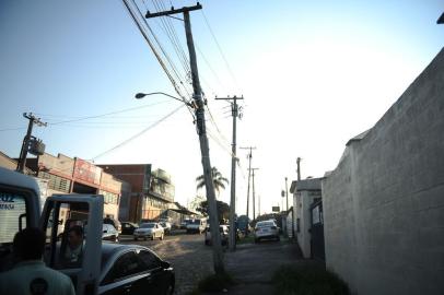  CAXIAS DO SUL, RS, BRASIL, 01/09/2017. Poste da Rua José Sassi, no bairro Santa Catarina, está prestes a cair há mais de três meses, desde que um caminhão se enroscou na fiação. (Diogo Sallaberry/Agência RBS)