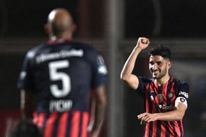 Argentinas San Lorenzo forward Nicolas Blandi (R) celebrates after scoring a goal against Argentinas Lanus during the Copa Libertadores 2017 quarterfinals first leg football match at Pedro Bidegain stadium in Buenos Aires, Argentina, on September 13, 2017. / AFP PHOTO / JUAN MABROMATA