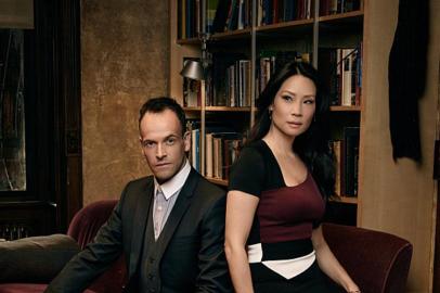 Jonny Lee Miller e Lucy Liu, protagonistas de Elementary. Personagens: Sherlock e Watson