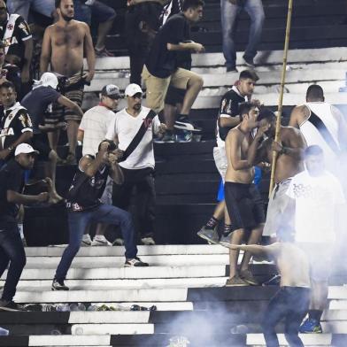 Rio de Janeiro, Rio de Janeiro, Brasil, 08 de Julho de 2017 - CAMPEONATO BRASILEIRO SERIE A - VASCO X FLAMENGO - Torcida do Vasco entra em conflito com a policia durante a partida valida pela12a rodada da Campeonato Brasileiro, em Sao Januario. Foto: Jorge Rodrigues/Eleven.