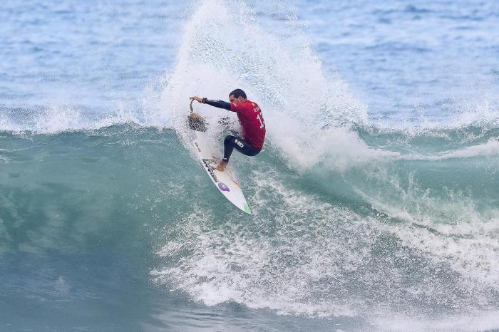 Adriano de Souza of Brazil defeated Josh Kerr of Australia in Heat 1 of Round Three of the 2017 Hurley Pro at Trestles, CA, USA. De Souza now advances to Round 4 of competition today Wednesday September 13, 2017.  PHOTO: © WSL / Rowland SOCIAL : @wsl @nomadshotelsc.  This image is provided by the Association of Surfing Professionals LLC (World Surf League) royalty-free  for editorial use only. No commercial rights are granted to the Images in any way. The Images are provided on an as is basis and no warranty is provided for use of a particular purpose. Rights to individuals within the Images are not provided. The copyright is owned by World Surf League. Sale or license of the Images is prohibited. ALL RIGHTS RESERVED.