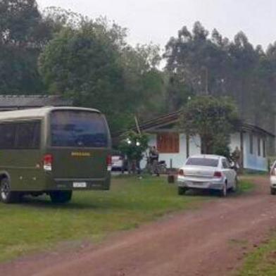 O Ministério Público (MP) e a Brigada Militar (BM) realizaram, na manhã desta quinta-feira (14), uma operação para combater a guerra do tráfico em Santo Antônio da Patrulha, no Litoral Norte. Cinco pessoas foram mortas em apenas oito dias entre maio e junho deste ano. Foram contabilizados, até as 8h40min de hoje, 18 presos. Cinco criminosos foram detidos nesta manhã, 13 foram presos durante a investigação e quatro suspeitos ainda estão foragidos. 