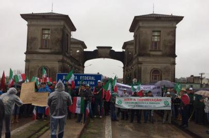 Produtores de leite bloqueiam ponte Barão de Mauá, em Jaguarão, que conecta o Brasil ao Uruguai