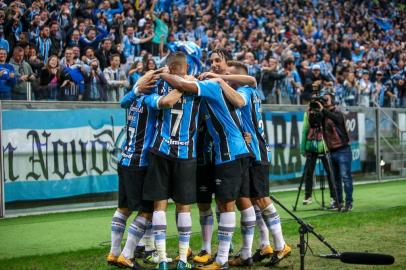 Jogadores do Grêmio comemorando gol na arena, contra o Cruzeiro pela copa do Brasil