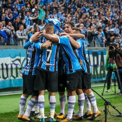 Jogadores do Grêmio comemorando gol na arena, contra o Cruzeiro pela copa do Brasil