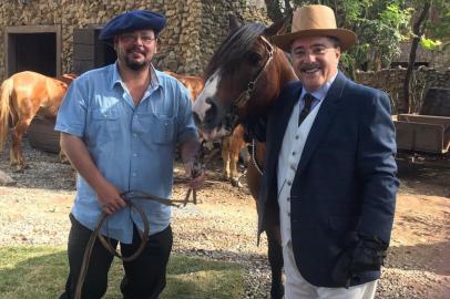 André Luís Vaz Machado, 45 anos, é quem prepara os cavalos e os atores para as cenas de Tempo de Amar.  São cavalos crioulos que vão servir de fiéis escudeiros para Maria Vitória (Vitória Strada), José Augusto (Tony Ramos) e Fernão (Jayme Matarazzo). 
