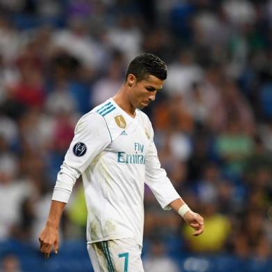  Real Madrid's forward from Portugal Cristiano Ronaldo leaves the pitch after the UEFA Champions League football match Real Madrid CF vs APOEL FC at the Santiago Bernabeu stadium in Madrid on September 13, 2017. / AFP PHOTO / GABRIEL BOUYSEditoria: SPOLocal: MadridIndexador: GABRIEL BOUYSSecao: soccerFonte: AFPFotógrafo: STF