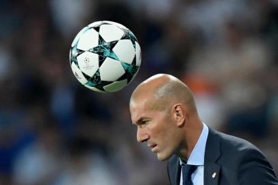  

A ball passes above Real Madrids French coach Zinedine Zidane during the UEFA Champions League football match Real Madrid CF vs APOEL FC at the Santiago Bernabeu stadium in Madrid on September 13, 2017. / AFP PHOTO / GABRIEL BOUYS

Editoria: SPO
Local: Madrid
Indexador: GABRIEL BOUYS
Secao: soccer
Fonte: AFP
Fotógrafo: STF