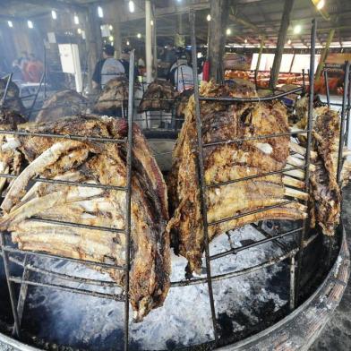  

PORTO ALEGRE,RS, BRSIL.2017-09-14.Encare a crise sobre custos para um churrasco no acampamento, assadores preparando churrascos para o almoço do meio dia.Na foto.Assador Luciano Zakowiscz.(RONALDO BERNARDI/AGENCIA RBS).