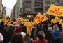 Professores estaduais protestam no centro de Porto Alegre contra parcelamento de salários