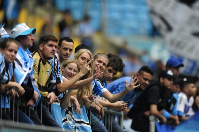  

PORTO ALEGRE, RS, BRASIL - Torcida do Grêmio antes do primeiro jogo pela semifinal do Gauchão 2017 entre Grêmio X Novo Hamburgo.