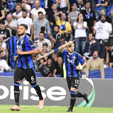 Atalantas Argentinian midfielder Alejandro Gómez (R) celebrates after scoring his teams second goal during the UEFA Europa League Group E football match Atalanta vs Everton at The Stadio Città del Tricolore in Reggio Emilia on September 14, 2017. / AFP PHOTO / MIGUEL MEDINA