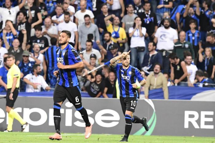 Atalantas Argentinian midfielder Alejandro Gómez (R) celebrates after scoring his teams second goal during the UEFA Europa League Group E football match Atalanta vs Everton at The Stadio Città del Tricolore in Reggio Emilia on September 14, 2017. / AFP PHOTO / MIGUEL MEDINA