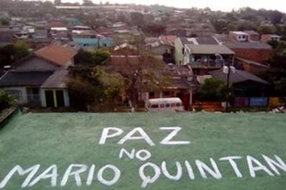 PORTO ALEGRE, RS, BRASIL, 14/09/2017.
Pintor Claudio Roberto da Costa pinta a frase Paz no Mario Quintana no terraço de casa.
IMAGEM: Claudio Roberto da Costa/Arquivo Pessoal
