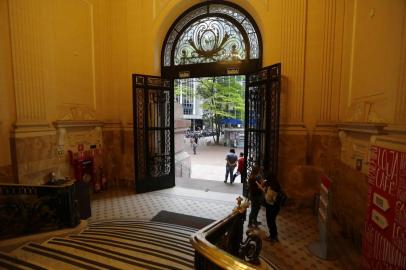  

PORTO ALEGRE, RS, BRASIL:  Santander Cutural após protestos e encerramento da exposição Queermuseu. (FOTO: Isadora Neumann/Agência RBS)