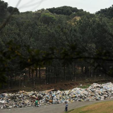  

CAXIAS DO SUL, RS, BRASIL, 14/09/2017. Estação de transbordo da Coleta de lixo da Codeca acumula material de 15 dias em espaço a céu aberto. (Diogo Sallaberry/Agência RBS)