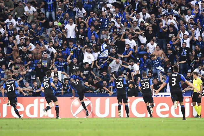 Atalantas Italian defender Andrea Masiello (3L) celebrates with supporters  after scoring a goal during the UEFA  Europa League Group E football match between Atalanta and Everton at the Mapei Stadium in Reggio Emilia on September 14, 2017. / AFP PHOTO / MIGUEL MEDINA