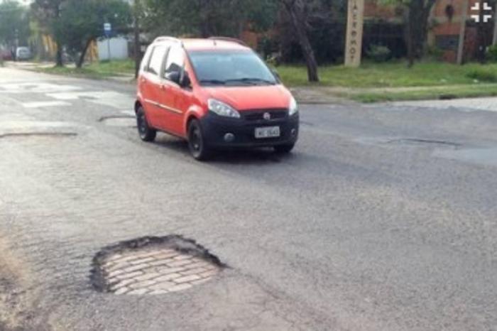 Buracos no asfalto da Avenida das Indústrias, no bairro Anchieta, em Porto Alegre estão atrapalhando a mobilidade de motoristas. O problema foi relatado no aplicativo Pelas Ruas.