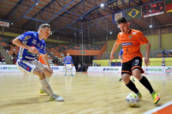 CARLOS BARBOSA (RS), 22/7/2017: o pivô Dener durante jogo da ACBF contra o Joaçaba pela Liga Nacional de Futsal 2017.