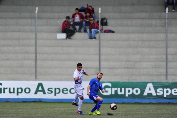  

PORTO ALEGRE, RS, BRASIL: Copa Paulo SantAna - Na Copa Paulo SantAna, pouquíssimos torcedores vão ver o jogo. Na foto: São José x Aimoré em Porto Alegre (Passo DAreia). (Foto: (Isadora Neumann/ Agência RBS)